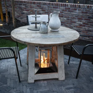 Buitenhaard tafel met een gezellige vuuraanmaak in de tuin. (afbeelding 1)